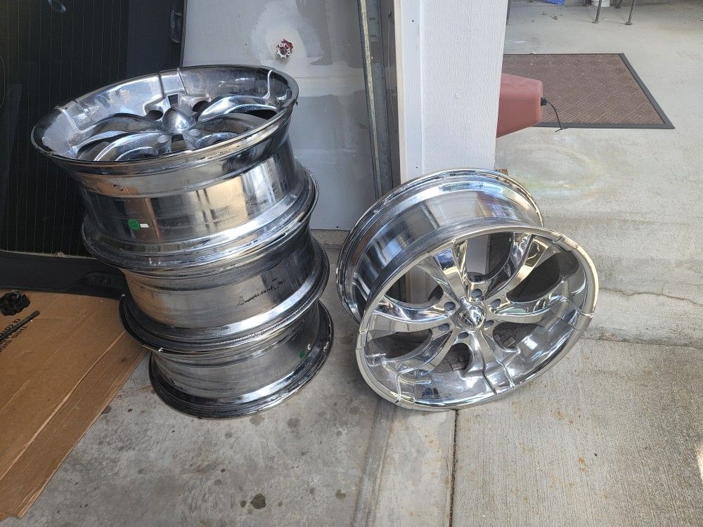 CHROME RIMS for Sale in Federal Way, WA OfferUp