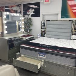 Huge Memorial Day Sale 🇺🇸 Beautiful 5 Piece Mirrored Bedroom Set With Storage Drawers And Jewelry Drawers And Light Up Mirror $1000 OFF!!!!!