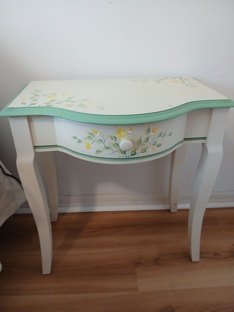 WHITE WOOD TABLE WITH DRAW