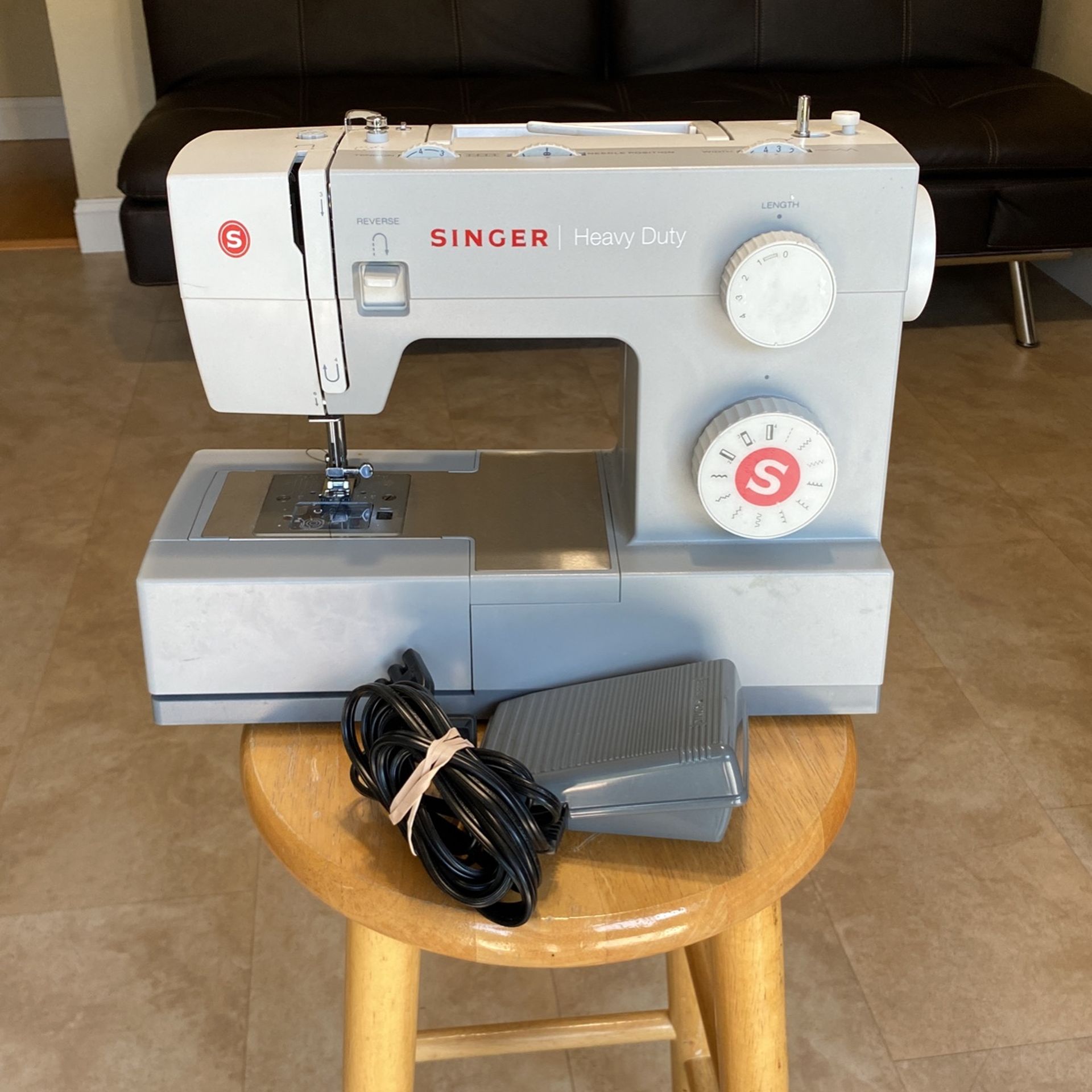 SINGER 4411 Heavy Duty Portable Sewing Machine - Grey 120W /w Cord + Pedal (Minted Condition)