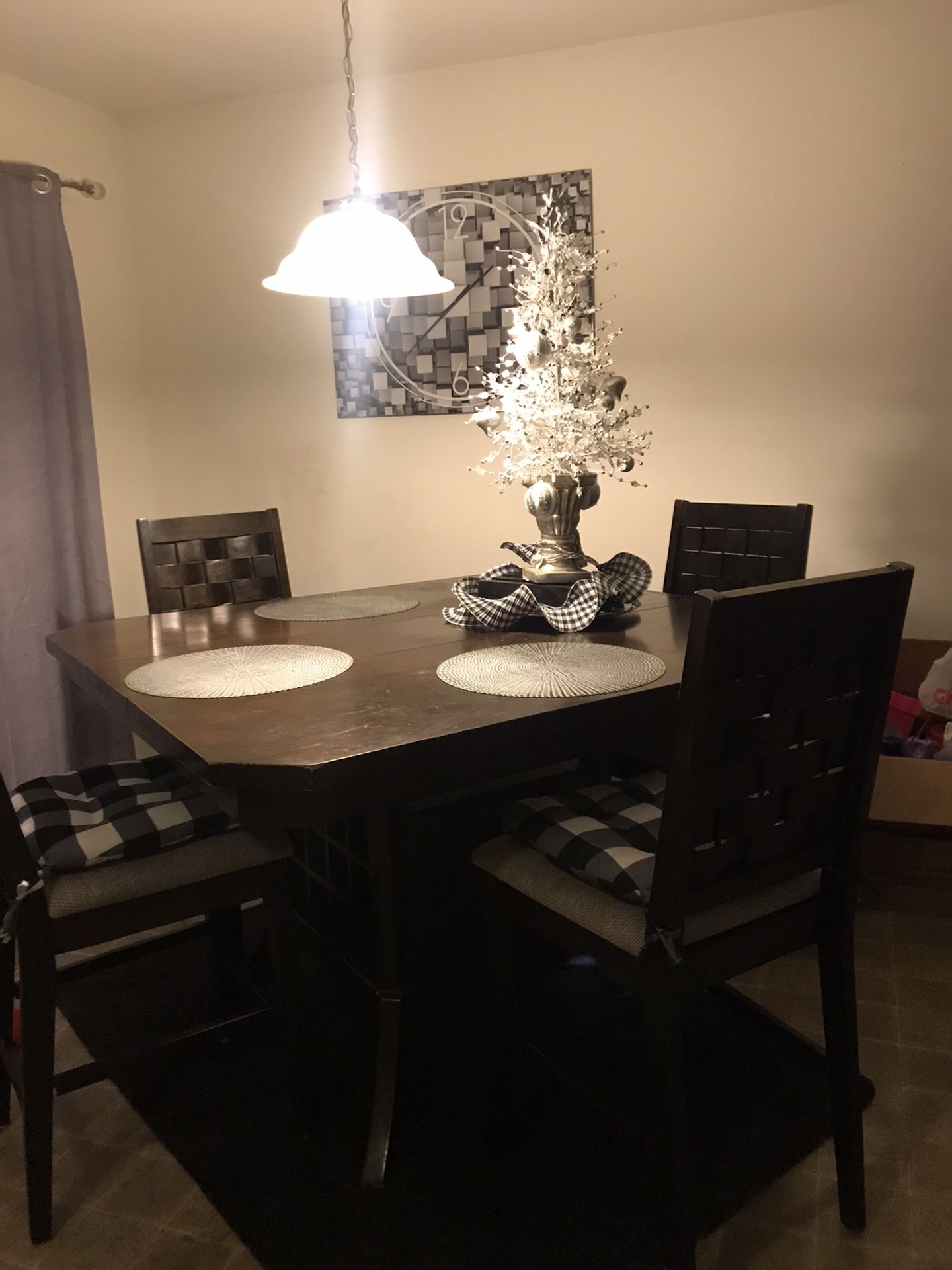 Tabl/chairs