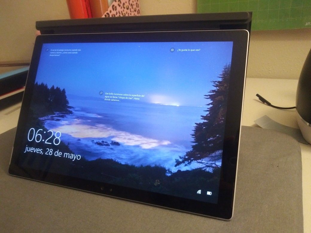 Mictosoft Surface pro 4 8 gb RAM i5