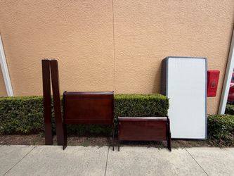Sleigh bed