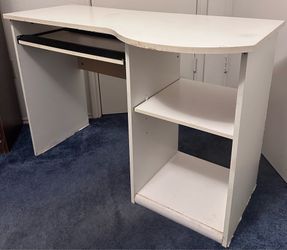 White Computer Desk (Available unto Sat 8/29)