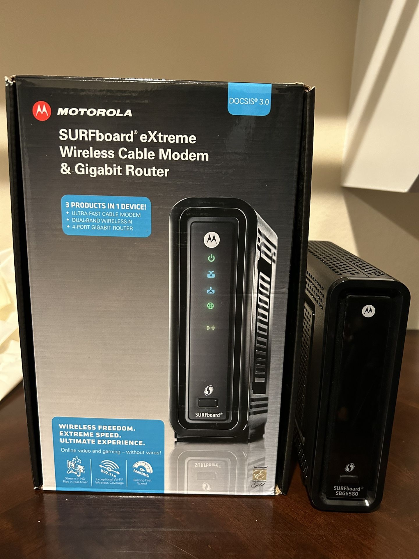 Motorola Surfboard eXtreme Wireless Cable Modem & Gigabit Router 