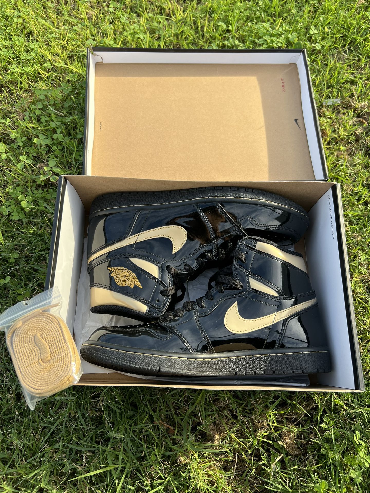 Nike Air Jordan Retro 1 High Metallic Gold