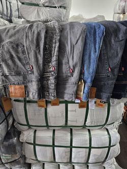 Jeans NUEVO Levi's de hombre solo $12.50 cada pantalon,atencion REVENDEDORES paquetes de 60 pantalones por $750 solo hasta el LUNES por LABOR DAY. 
