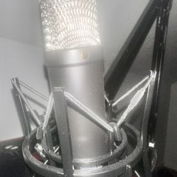 RØDE NT1 Signature Series Condenser Microphone with SM6 Shockmount and Pop Filter - Black