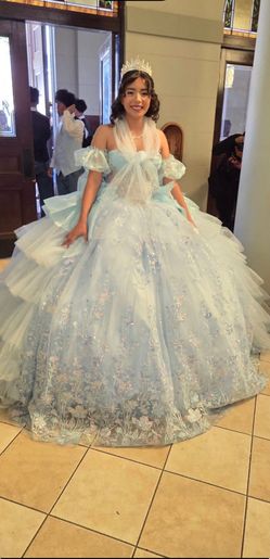 Light Blue Sparkly Quince Dress large train size medium  with crinolina
