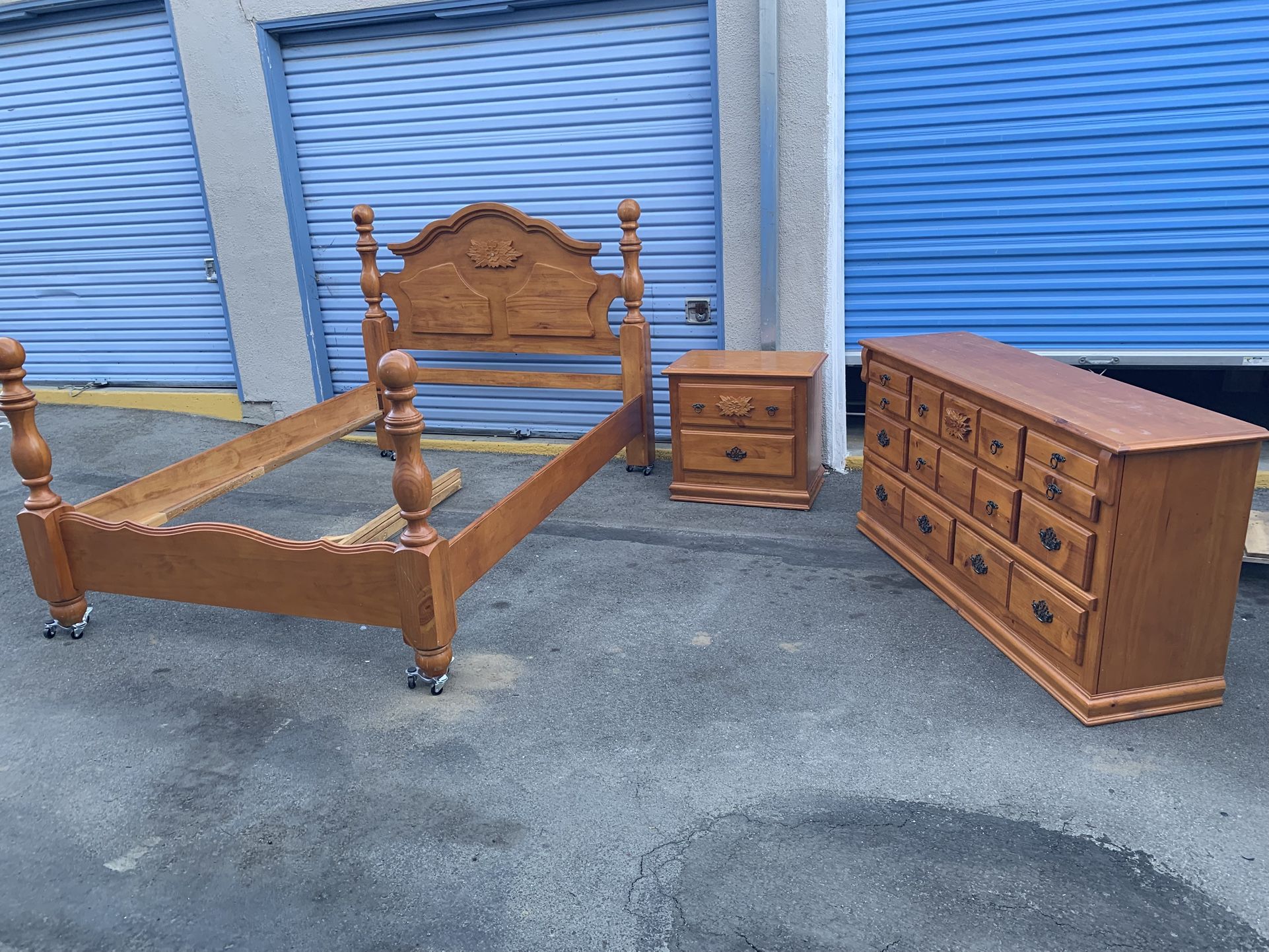 3 Piece Solid Wood Bedroom Set, Queen Bed/ 8 Drawer Dresser/ 2 drawer night stand.