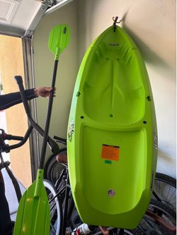 Wave kayak with paddle.