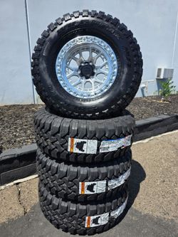 17" LOCK Commando w/ 35x12.50R17 Falken Wildpeak MT tires