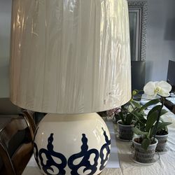 Ceramic ginger jar–style table lamp