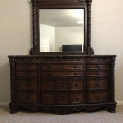 9 drawers top marmol and  dresser mirror