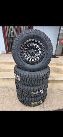 17" FUEL Rincon rims w- 33" Ridgecrawler RT tires