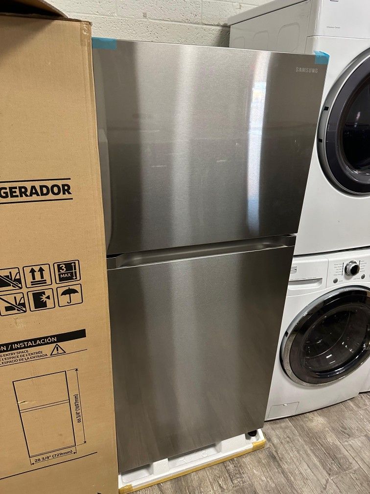 Samsung Stainless steel New 19 cubic foot refrigerator 1 year warranty