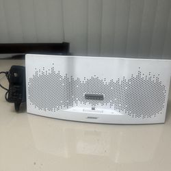 Bose SoundDock XT Speaker Music System  White/Gray Model 415209 Lighting Connection. Used in good condition with minor cosmetic blemishes. These blemi