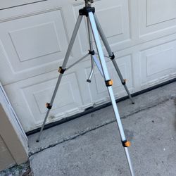 Melnor Model 9610 Pulsating Lawn Sprinkler Tripod Stand with Rotating Spray Head