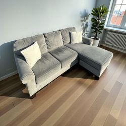 FREE DELIVERY! 🚚 Ashley Furniture Sectional Sofa w/ Reversible Chaise – Clean, Comfy & Versatile