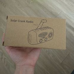 Solar crank radio