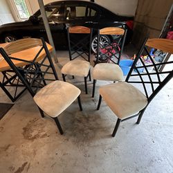 Kitchen Table With 4 Chairs. 