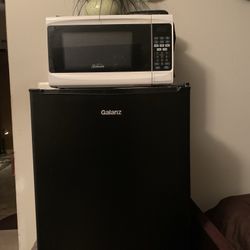 Black Galanz Mini Fridge w/Freezer 