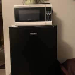 Black Galanz Mini Fridge w/Freezer 