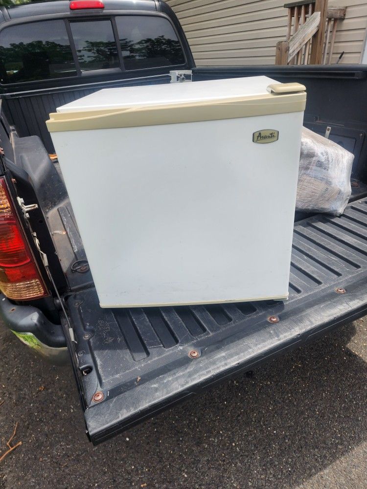 Mini Fridge Avanti Small
