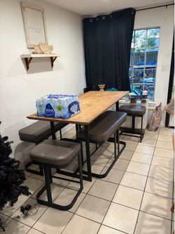 Table with 4 bench seats
