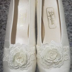 Dyeables Pearl / Beige Dress Shoes – Size 8 With Box Fleur White Silk