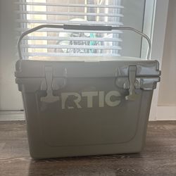 RTIC 20 Hard Medium Sized Cooler