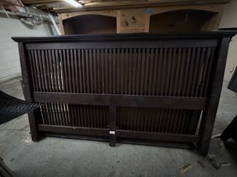 Beautiful condition bedroom furniture suit