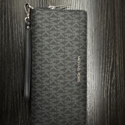 Michael Kors Jet Set Travel Large Signature Logo Continental Wallet