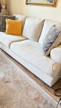 Love seat and couch with 4 pillows