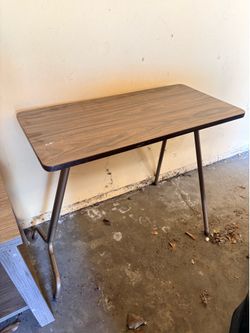 Long foldable table