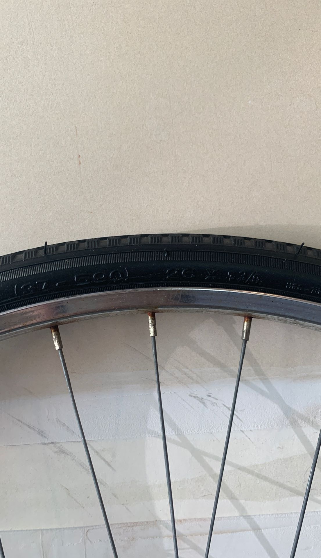 Bike tire and wheel