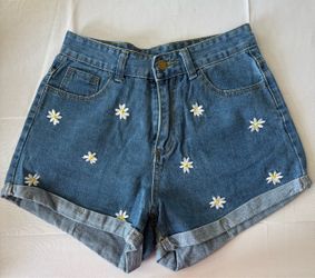 SHEIN Daisy Embroidered High-Waisted Denim Shorts – Size S 🌼