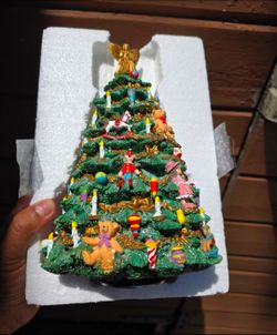 San Francisco Music Box Company Victorian Christmas Tree Plays 12 Days Christmas