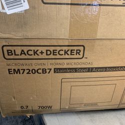 BLACK+DECKER EM720CB7 Digital Microwave Oven 
