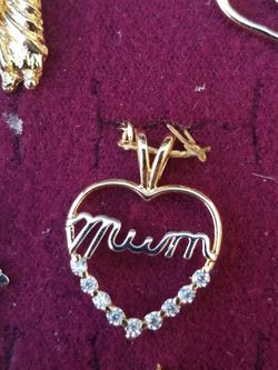Cadena con dige de corazon y perla de oro laminado