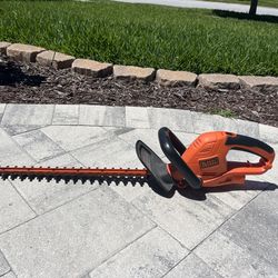Black+Decker 22” Electric Hedge Trimmer (HT22)