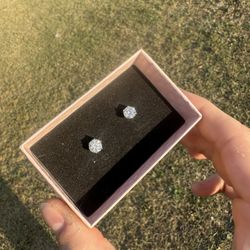 VVS1 1.0ct Moissanite Stud Rings (BEST OFFER)