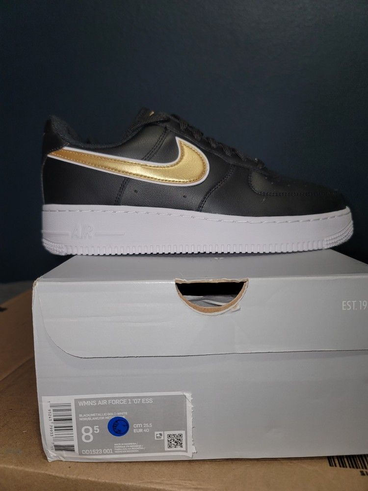 Nike Air Force 1 07 Lvl 8 Volt for Sale in St. Clair Shores, MI - OfferUp