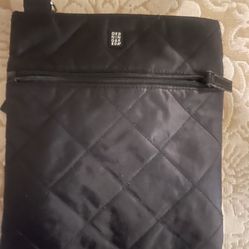 BLACK PURSE WITH ZIPPER ORDING & REDA