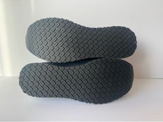Size 5.5 women’s non slip navy shoe