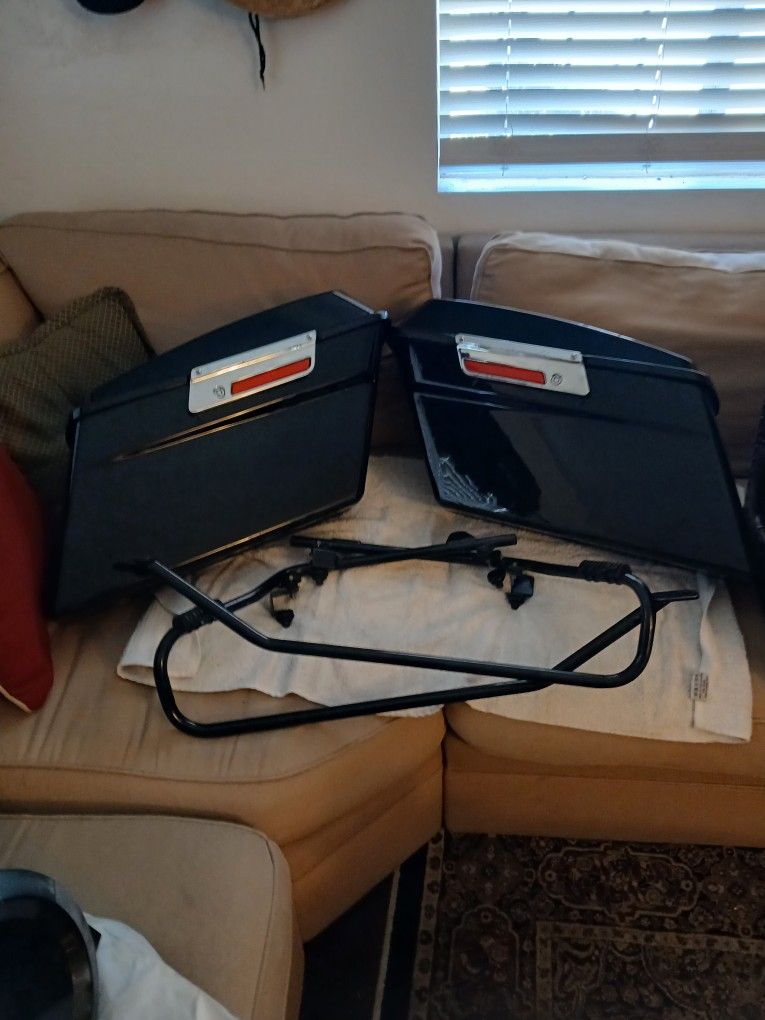 Selling A Set Of Harly Davidson Saddle Bags Plus Both Brackets $450 Obo Few Scratches