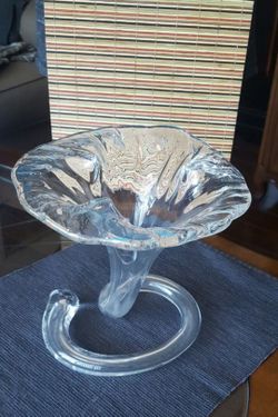 Beautiful flower shape vase, murano glass. 8.5 inches