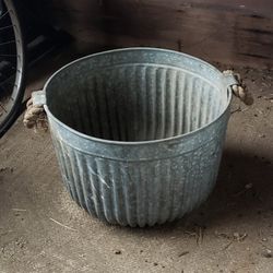 METAL FARMERS BUSHEL BASKET