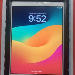 Apple iPad 6th Generation 32GB Unlocked Like New!