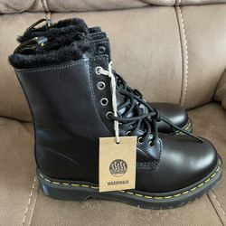 Women’s Dr Marten’s Boots With Fur Inside Size 8.